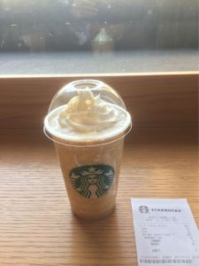 KDDI大手町ビル店のスタバでバニラクリームフラペチーノ